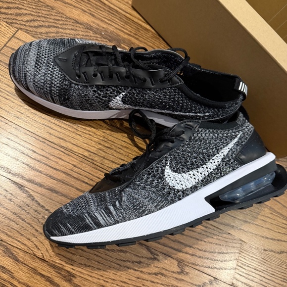 Nike Air Max Flyknit Racer Women’s 8.5 Black/White NIB - Picture 3 of 5